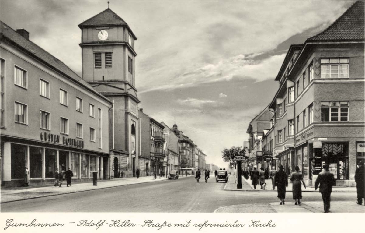Gumbinnen (Gussew). Geschäfte und reformierter Kirche am Adolf-Hitler-Straße, 1938