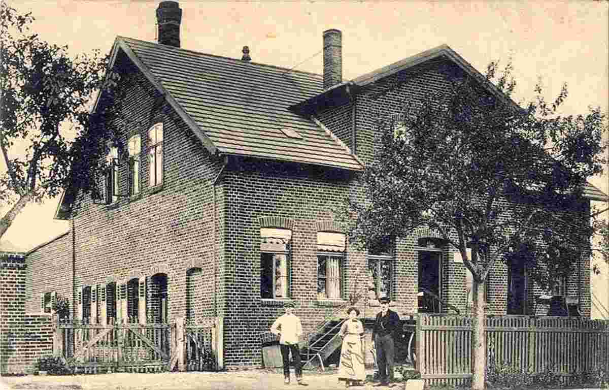 Goldbeck (Altmark). Bertkow - Einzelhaus mit Besitzer familie, 1916