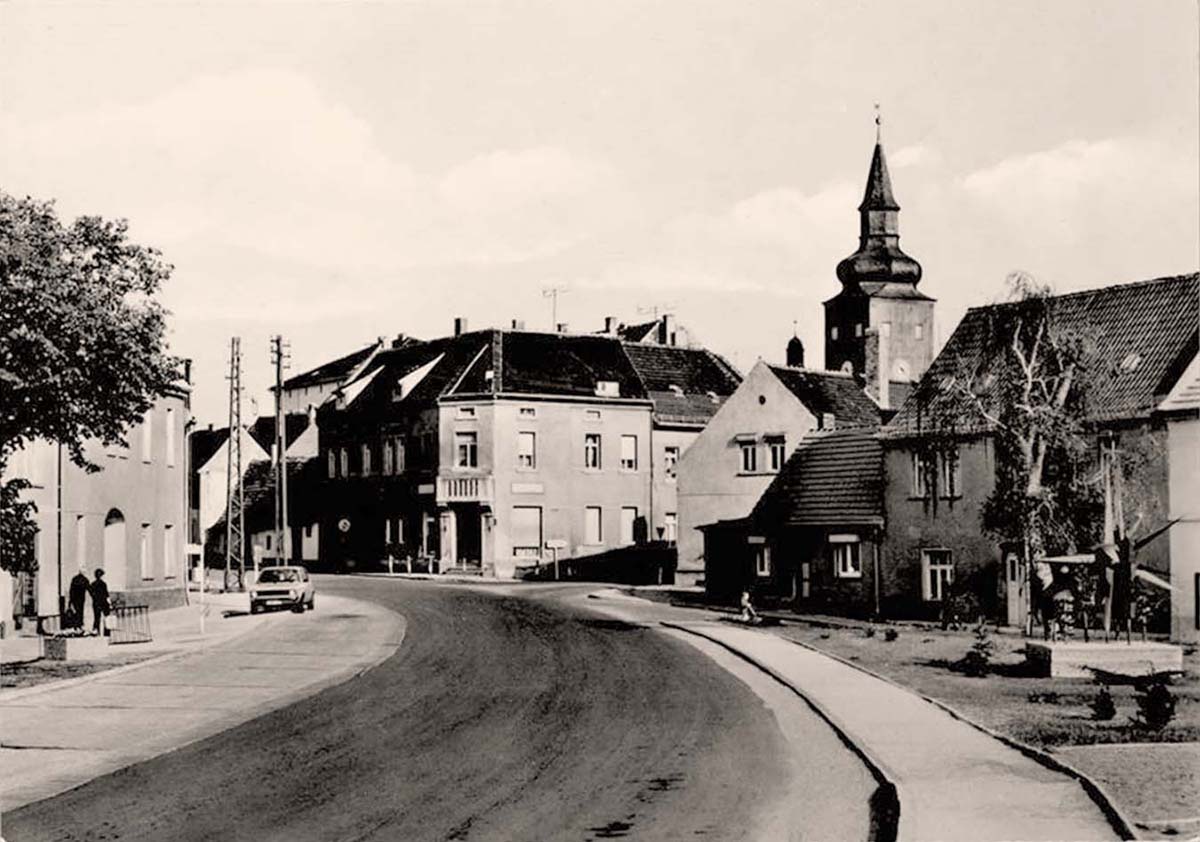 Gröbzig. Bernburger Straße mit Kirche