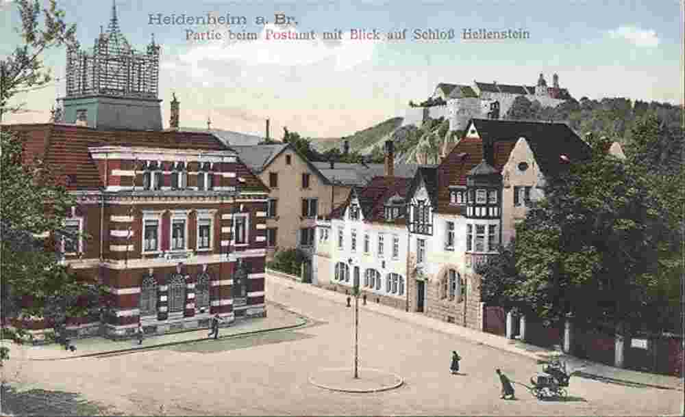 Heidenheim an der Brenz. Bahnhofstraße mit Königlichem Postamt, Blick auf Schloß Hellenstein