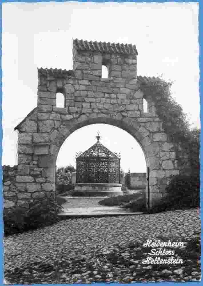 Heidenheim an der Brenz. Schloß Hellenstein - Tor und Brunnen