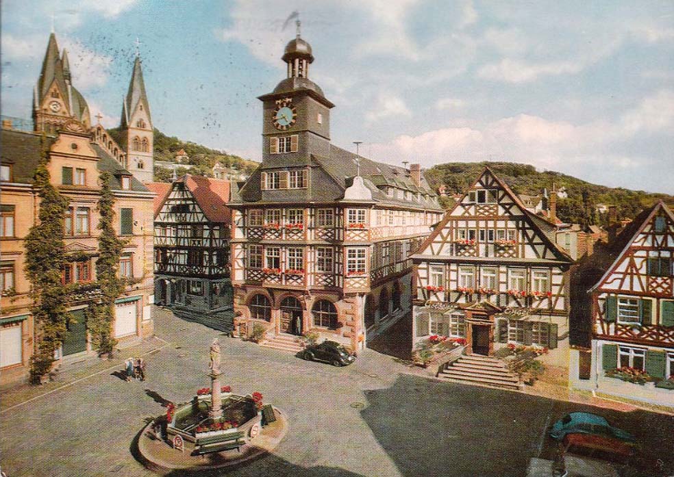 Heppenheim (Bergstraße). Marktplatz mit Rathaus und 'Goldener Engel'