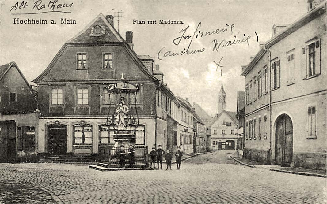 Hochheim am Main. Rathaus und Statue Madonna
