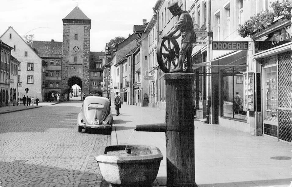 Hungen. Rietstrasse mit Riettor und Radmacher Brunnen, 1964