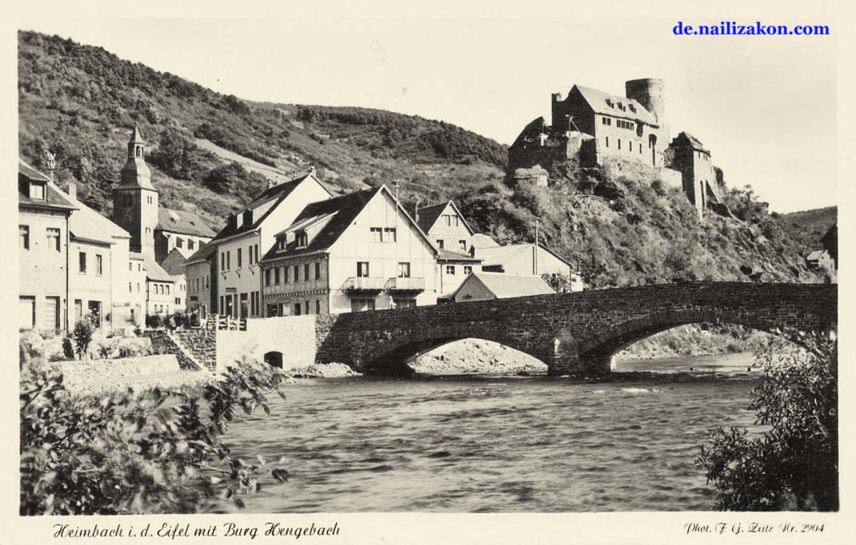 Heimbach (Eifel). Panorama der Stadt, Brücke und Schloß Hengebach, um 1950