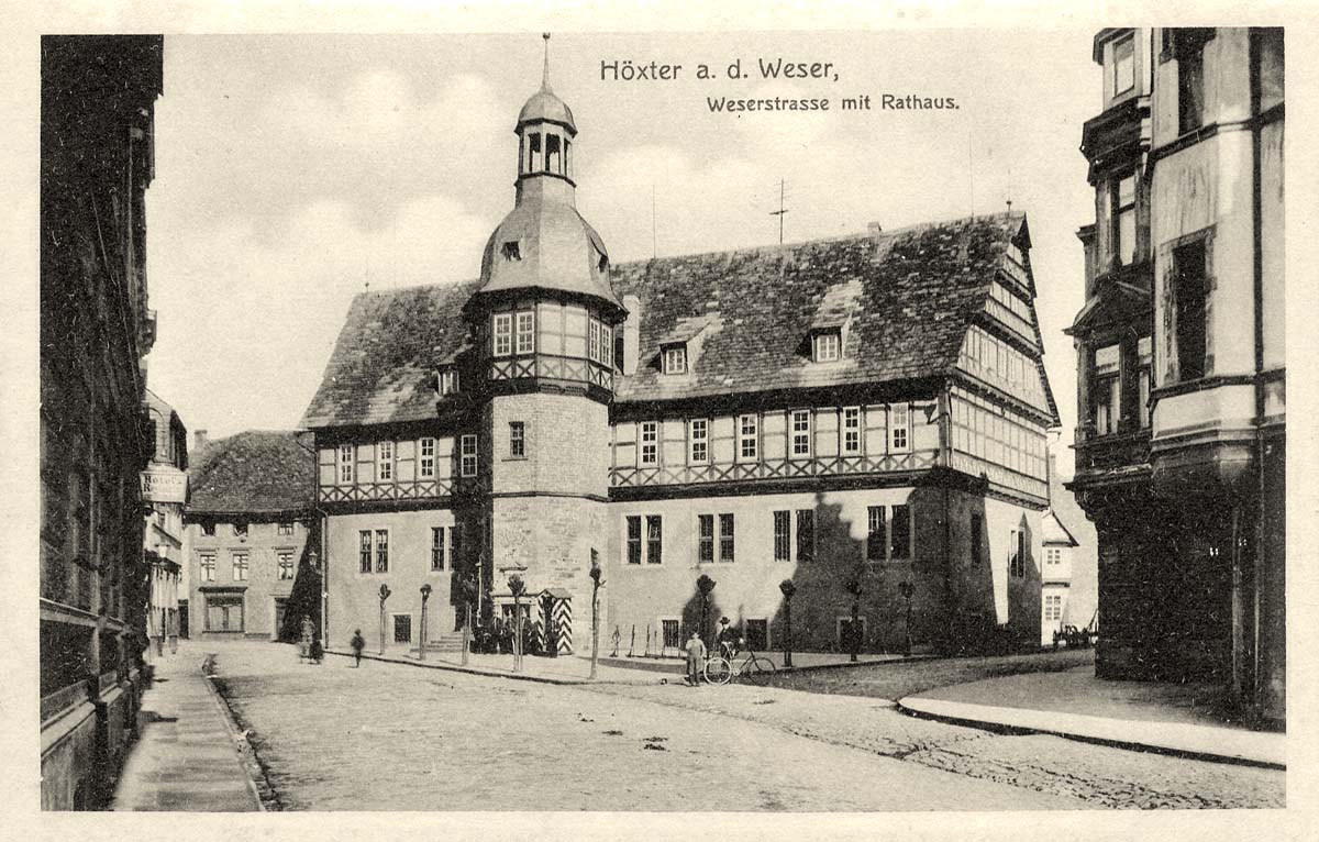 Höxter. Weserstraße mit Rathaus