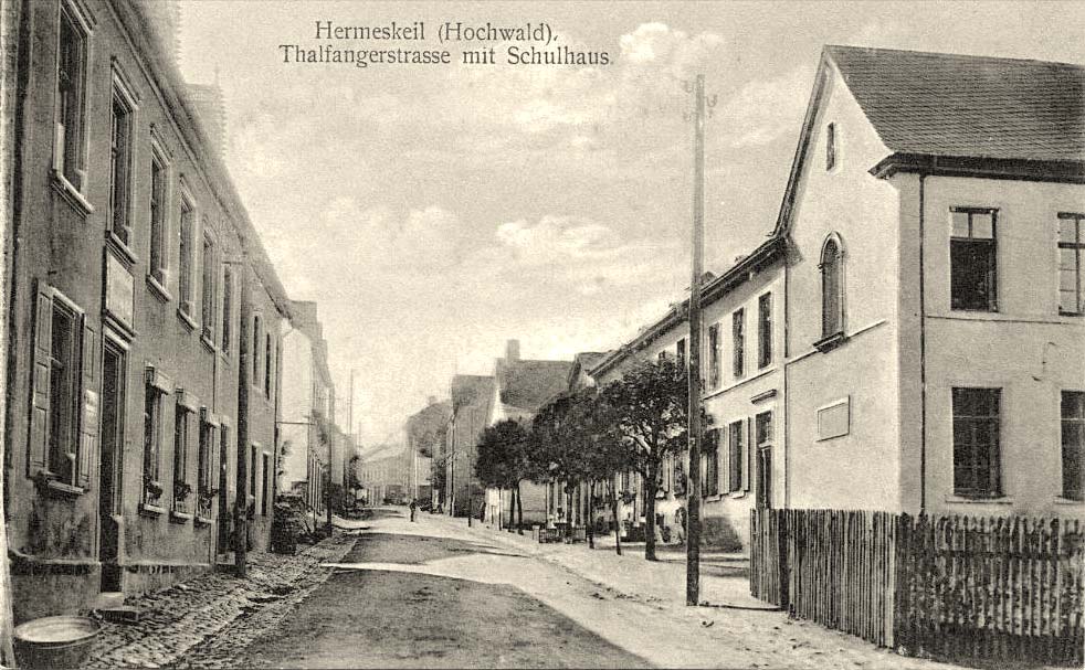 Hermeskeil. Thalfinger Straße mit Schulhaus