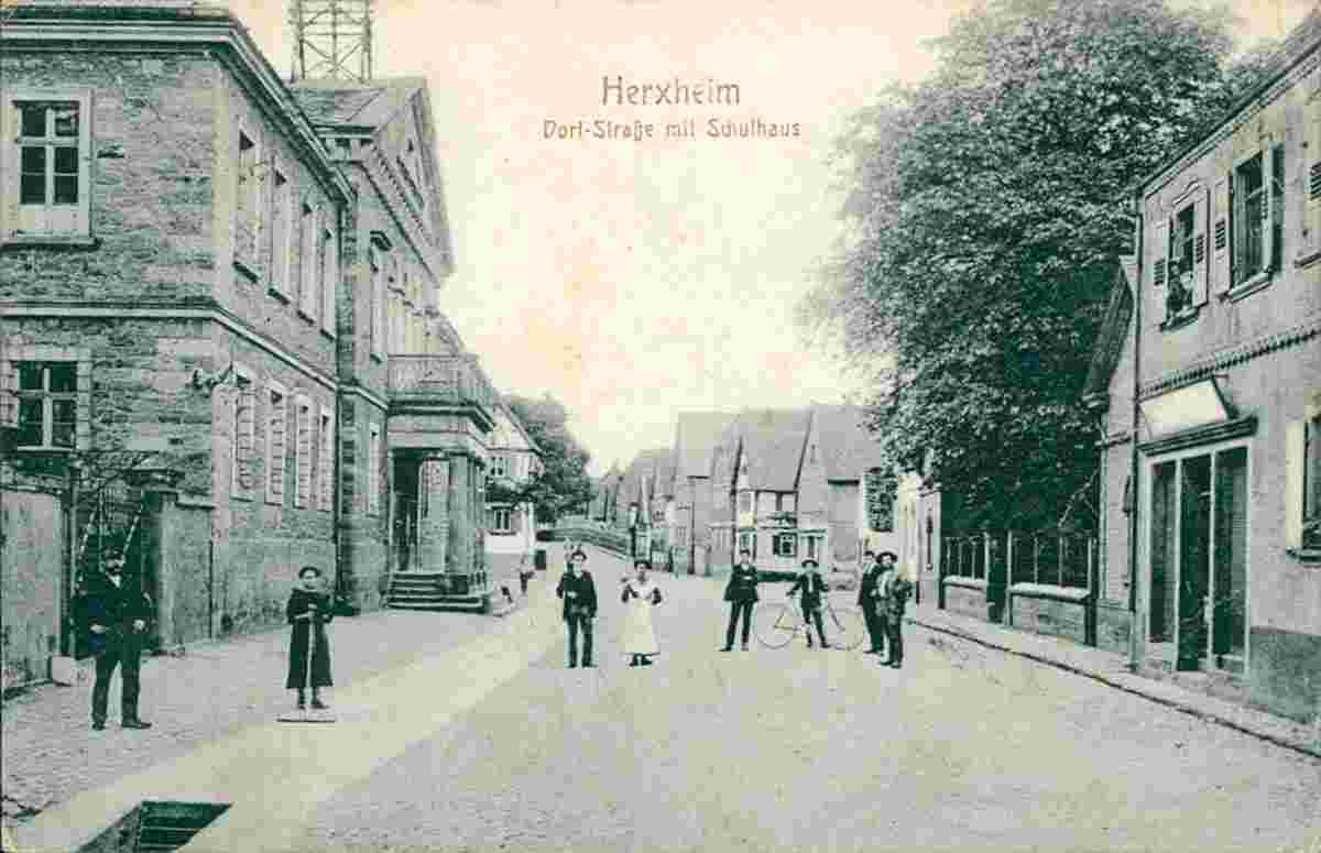 Herxheim bei Landau. Dorfstraße mit Schulhaus, 1919