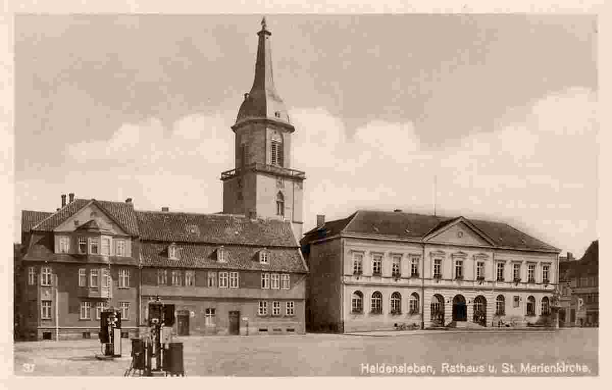 Haldensleben. Markt, Rathaus, St Marienkirche, Benzin Tanksäule