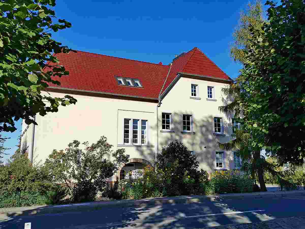 Hohenberg-Krusemark. Schule gegenüber der Kirche Krusemark