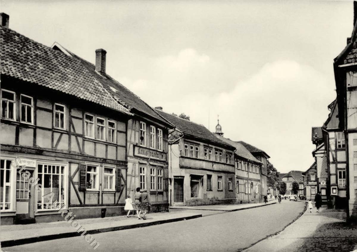 Heringen (Helme). Straße der Einheit, Sparkasse, Apotheke