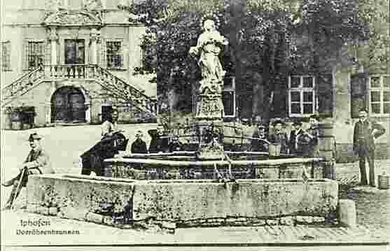 Iphofen. Passanten am Vorröhrenbrunnen, 1922