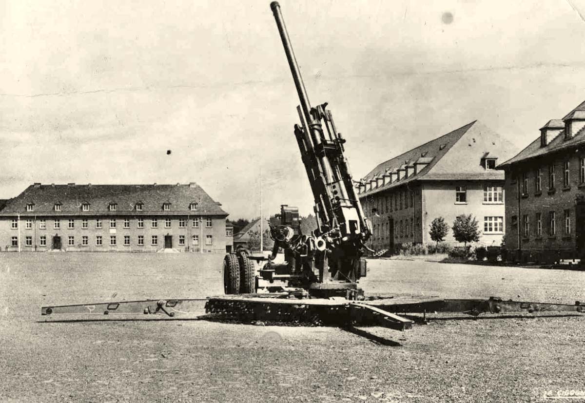 Idar-Oberstein. Flugabwehrkanone am Stadtplatz im Zweiten Weltkrieg