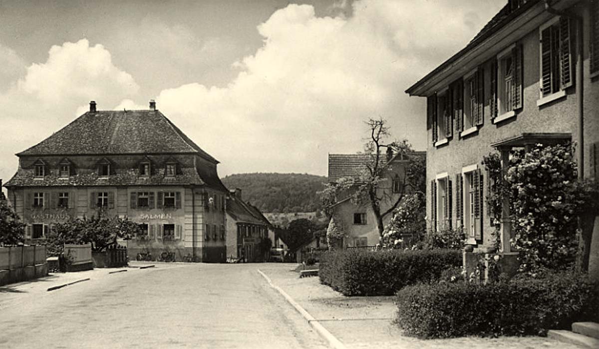 Jestetten. Panorama von Dorfstraße mit Gasthaus Salmen