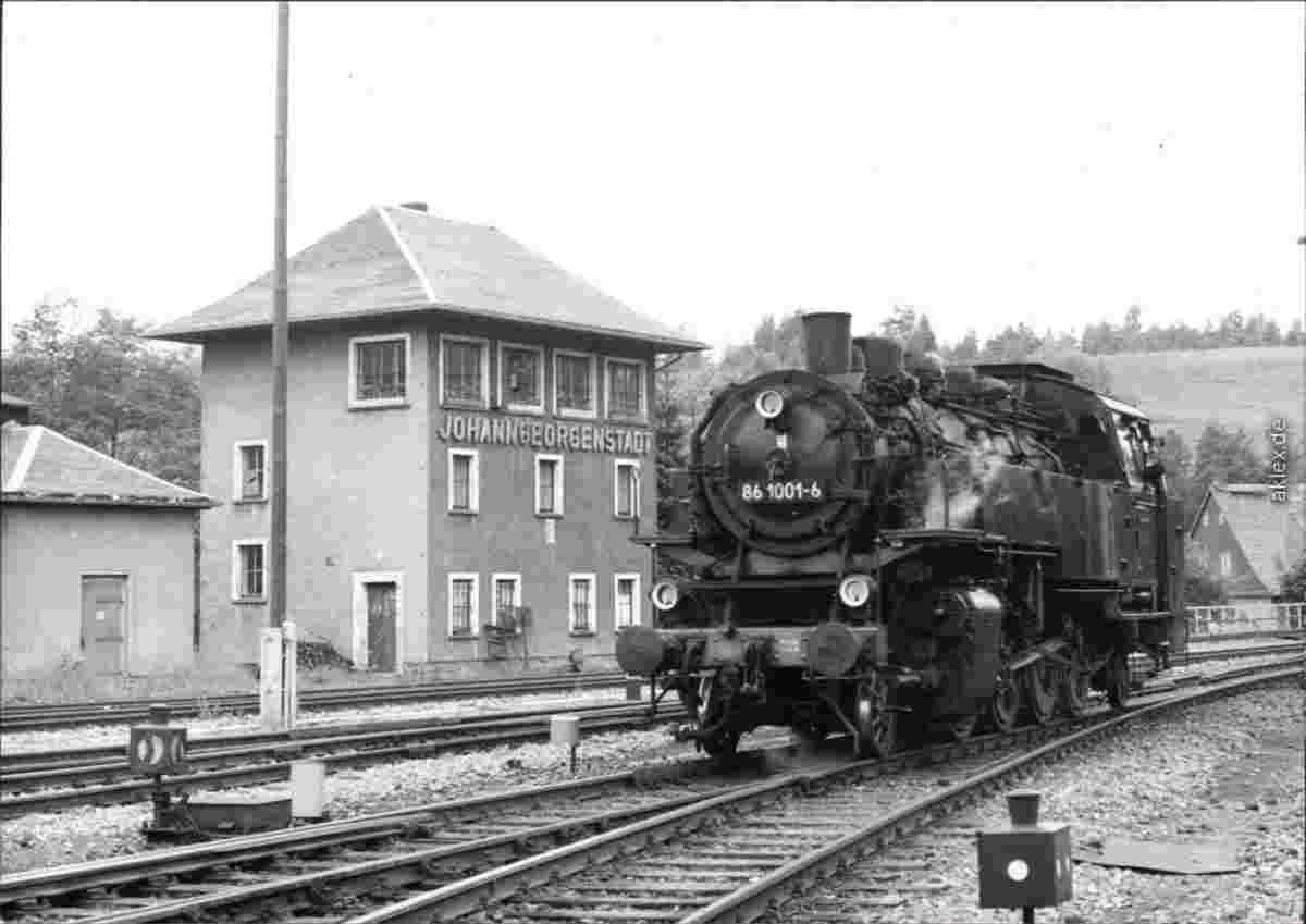 Johanngeorgenstadt. Dampflokomotive 86 1001-6 am Bahnhof, 1982