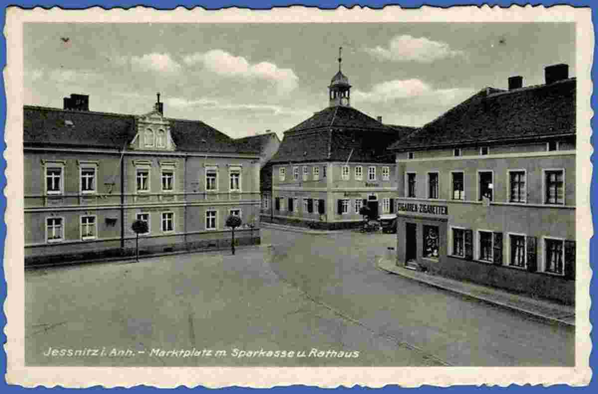 Jeßnitz. Marktplatz mit Sparkasse und Rathaus