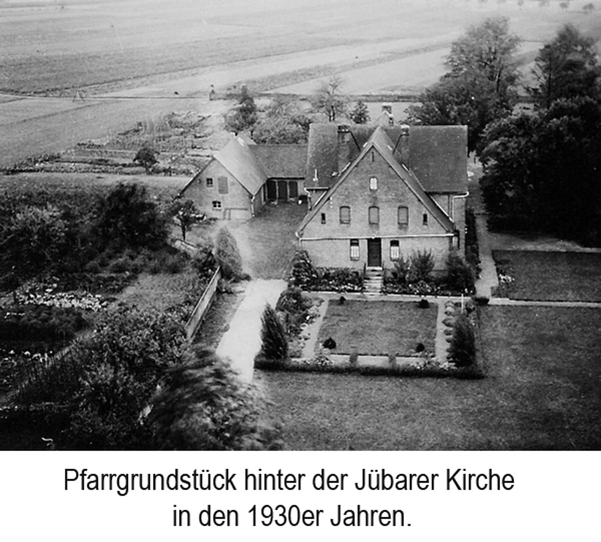 Jübar. Pfarre Grundstück hinter der Jübarer Kirche in den 1930er Jahren