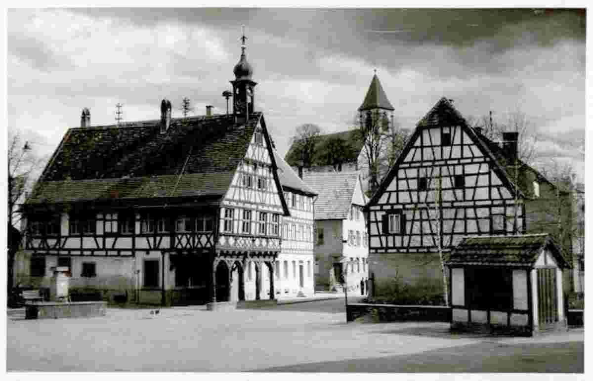 Königsbach-Stein. Rathaus, Platz mit brunnen