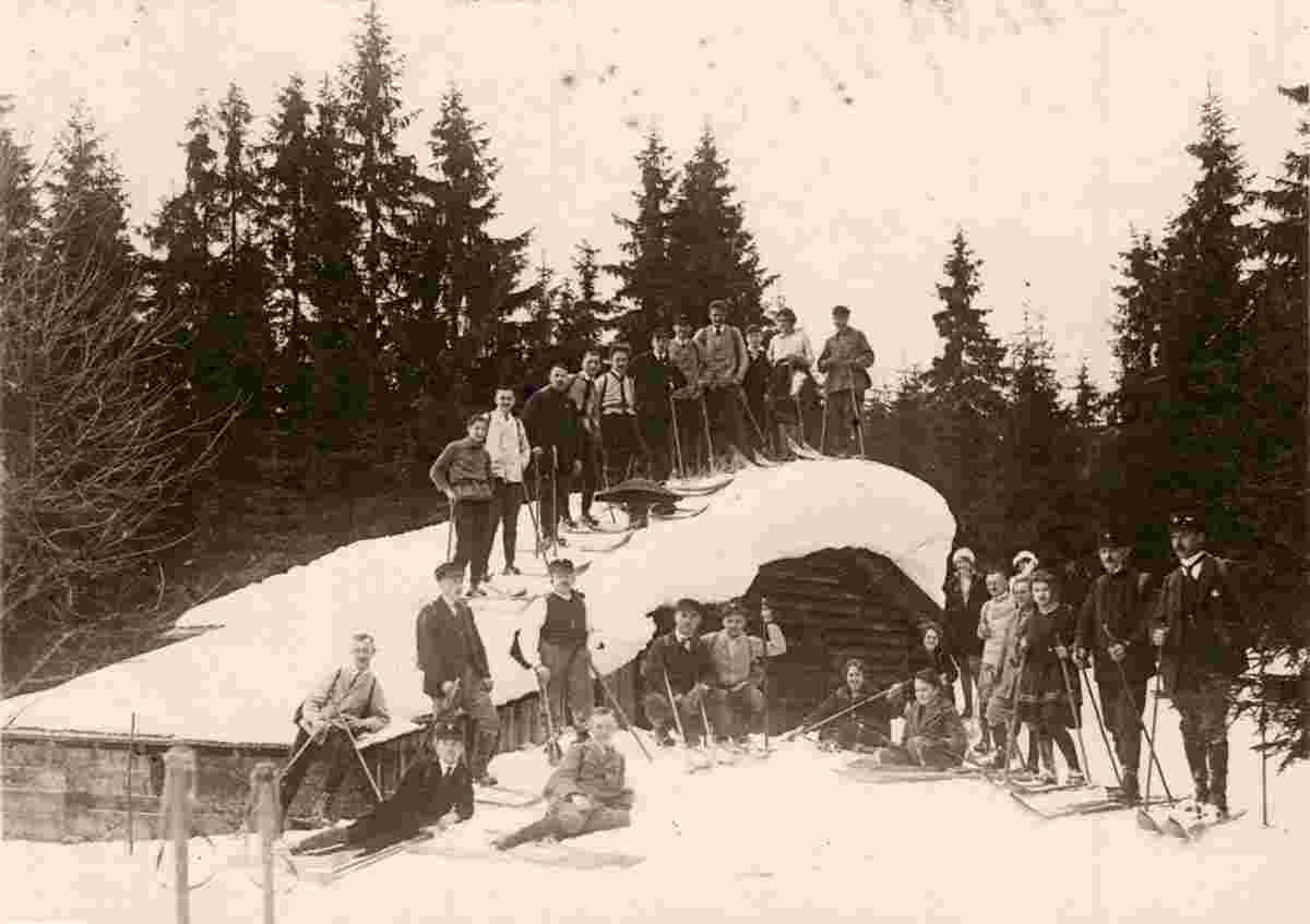 Karlsfeld. Personen-Gruppe an einer Alm im Winter, 1933