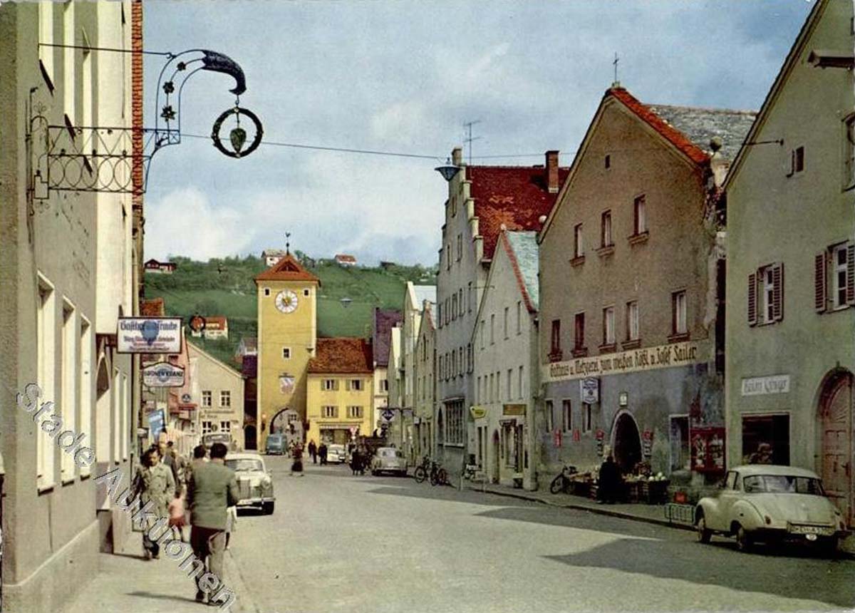 Kelheim. Panorama von Straße und Stadttor mit clock