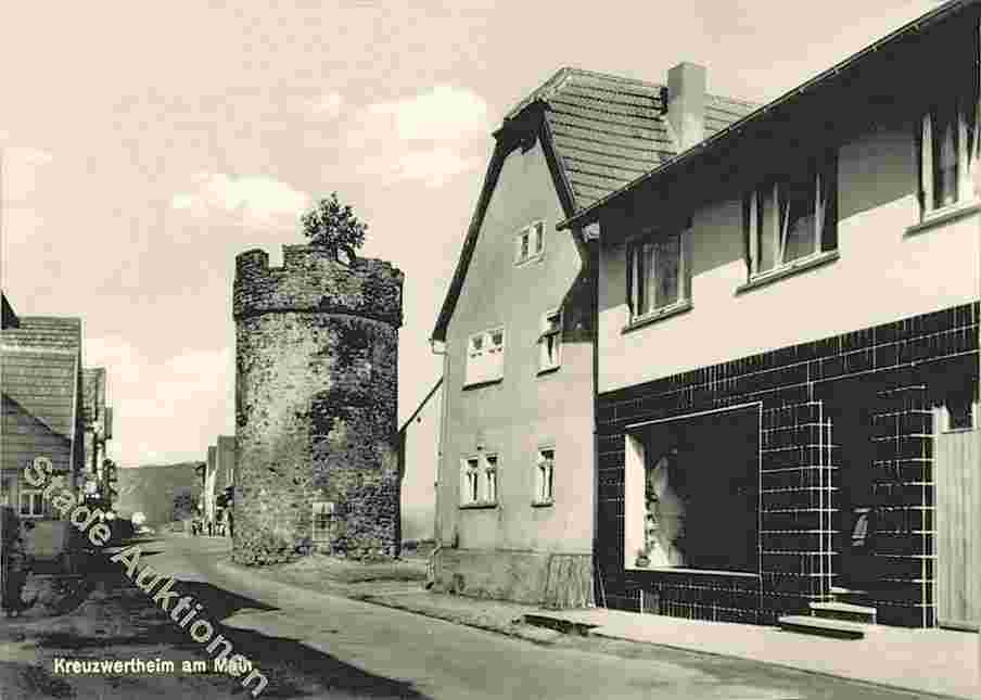 Kreuzwertheim. Panorama von Straße mit Turm