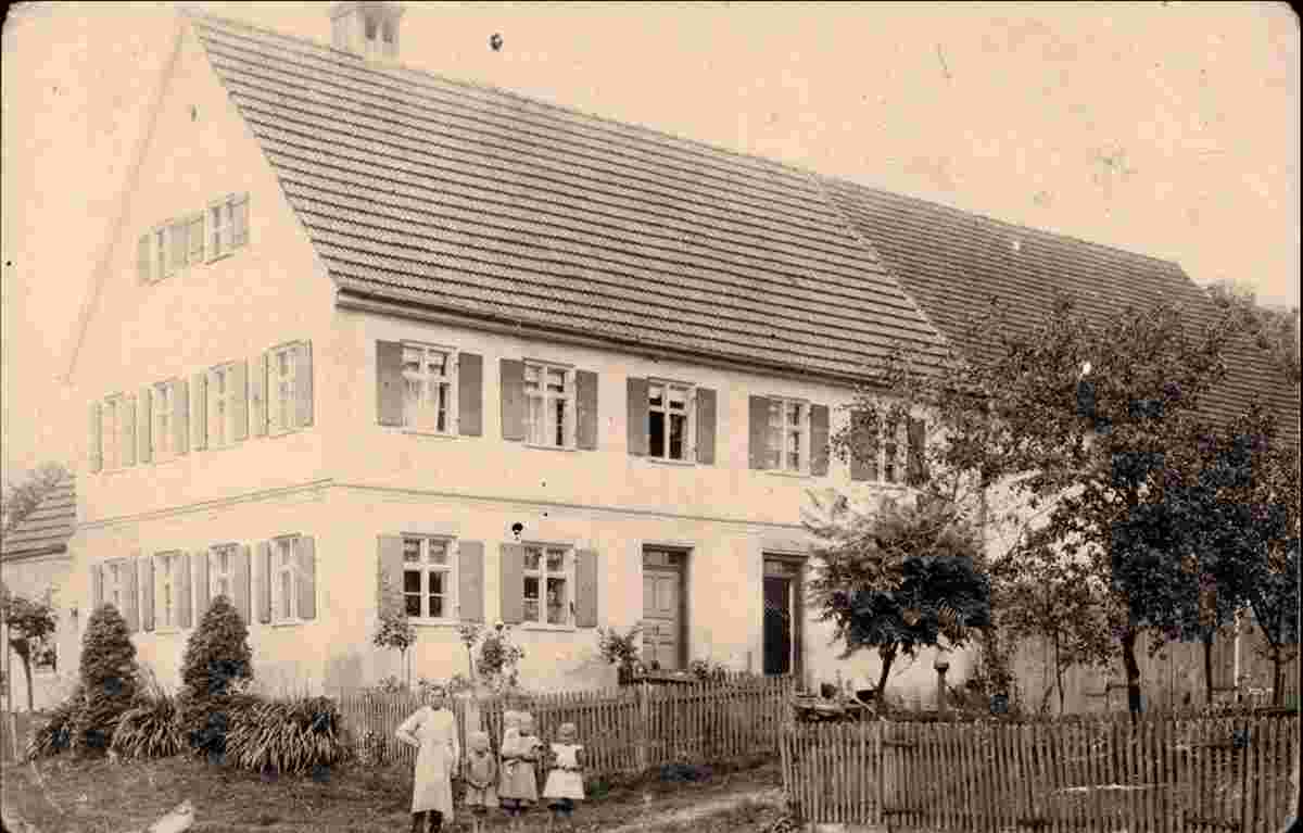 Kulmbach. Familie vor großem Haus, 1912