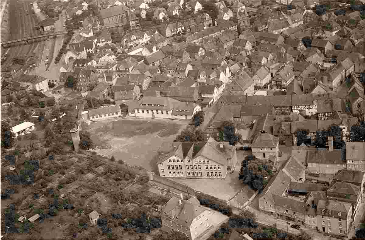 Kirchhain. Volksschule, Stadtmauer mit Hexenturm