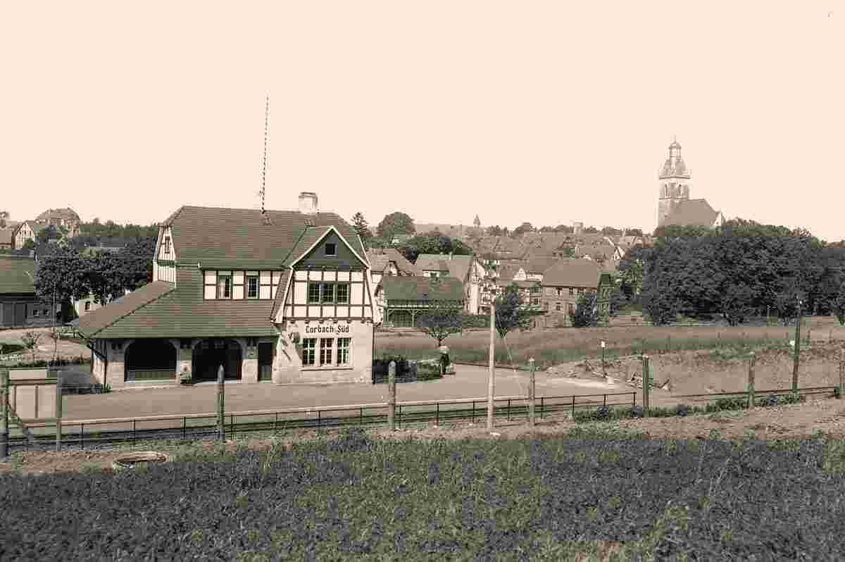 Korbach. Bahnhof 'Corbach Süd', Empfangsgebäude, Gleisseite gegen Pfarrkirche St Kilian, 1912