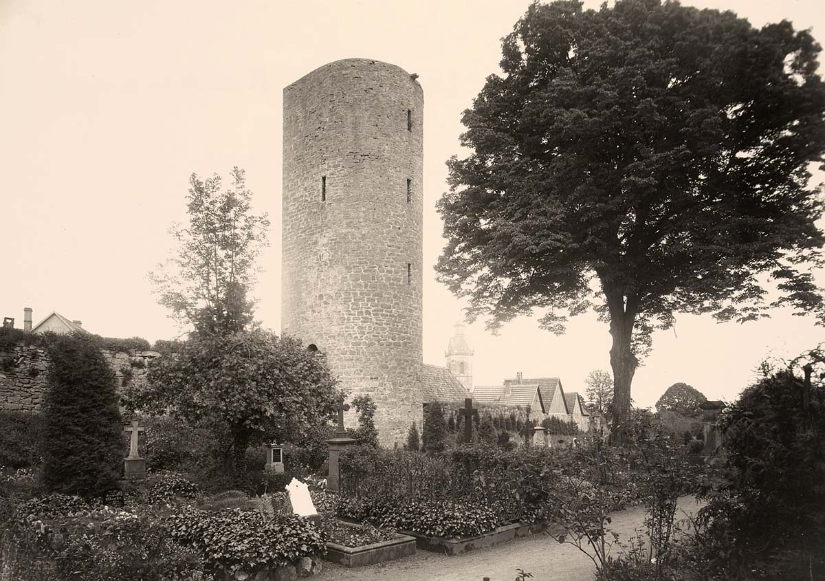 Korbach. Stadtbefestigung mit Mauerturm ohne Turmhelm, Feldseite über den Friedhof, 1914