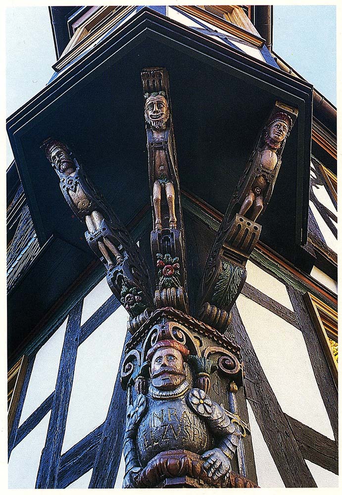 Kronberg im Taunus. Hauptstraße, Haus 'Zu den drei Rittern', Holzfiguren an einem Fachwerkhaus, 1988