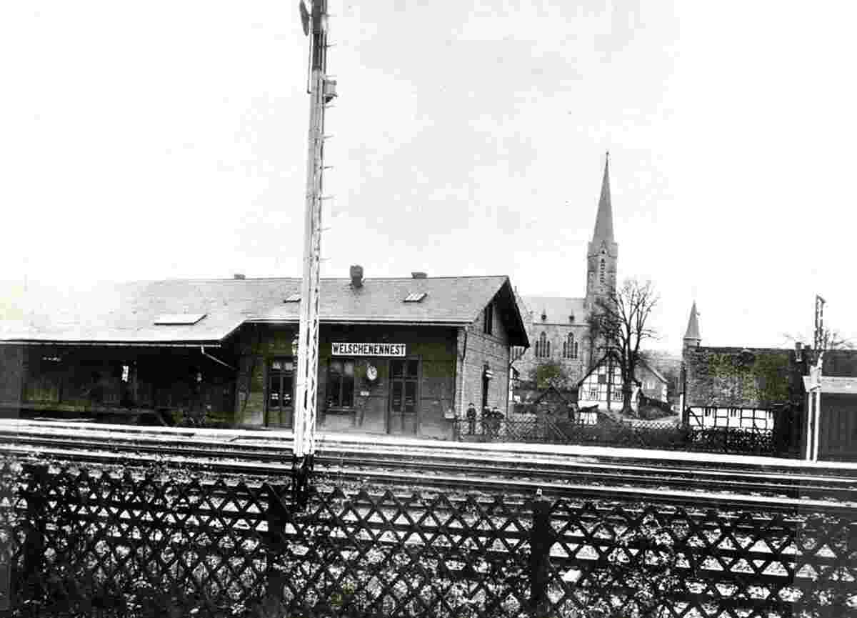 Kirchhundem. Welschen-Ennest - Alte Bahnhof (Haltestelle), die alte Kapelle, die Kirche und das 1. Schulgebäude, 1905