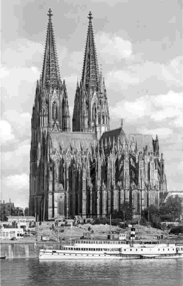 Köln. Kölner Kathedrale mit Dampfer am Rhein, 1955