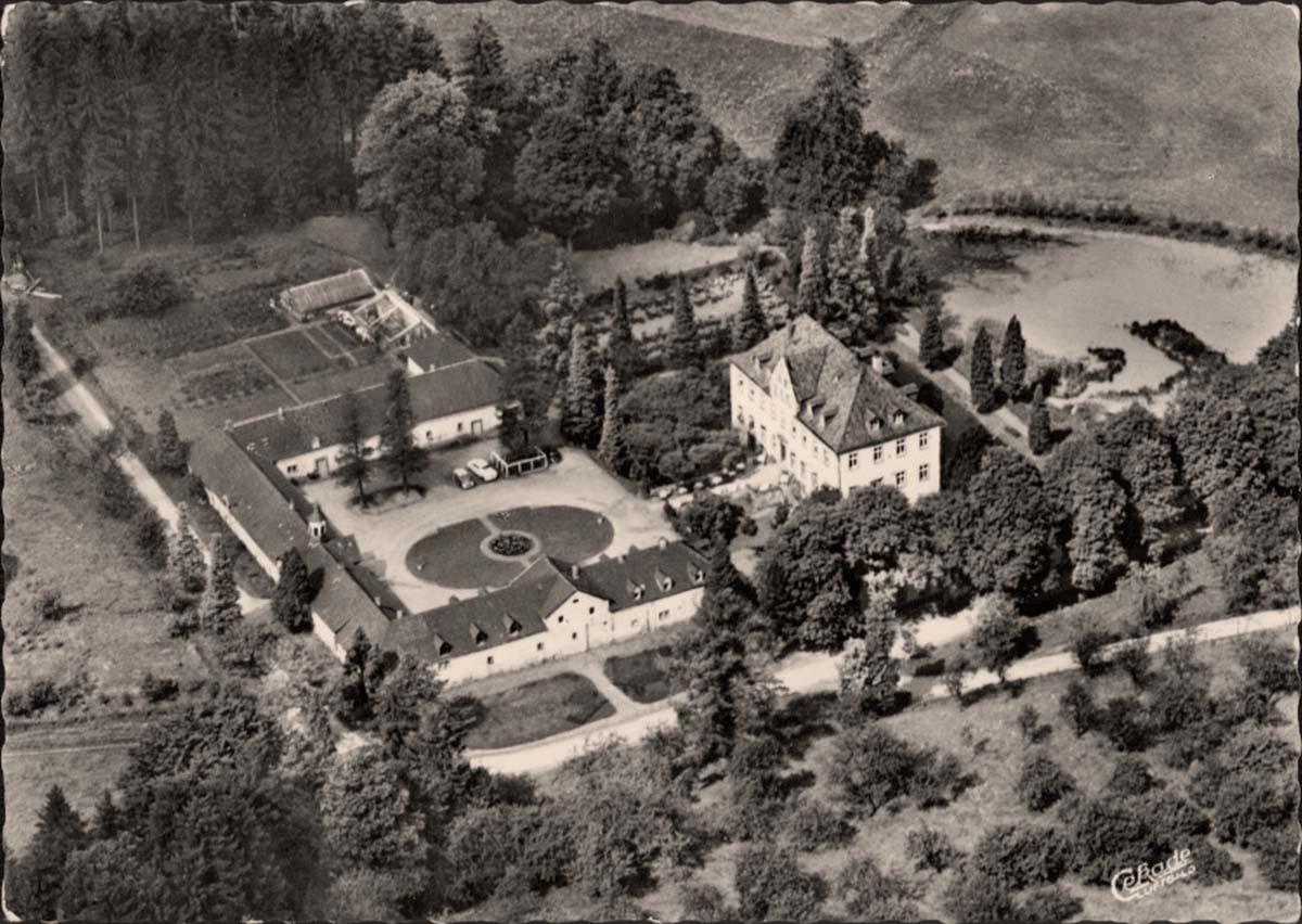 Kürten. Dürscheid - Luftbild auf Hotel 'Schloß Georghausen' mit Golfplatz, 1965