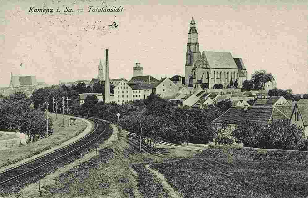 Kamenz. Panorama Kirche, Turm und Eisenbahn