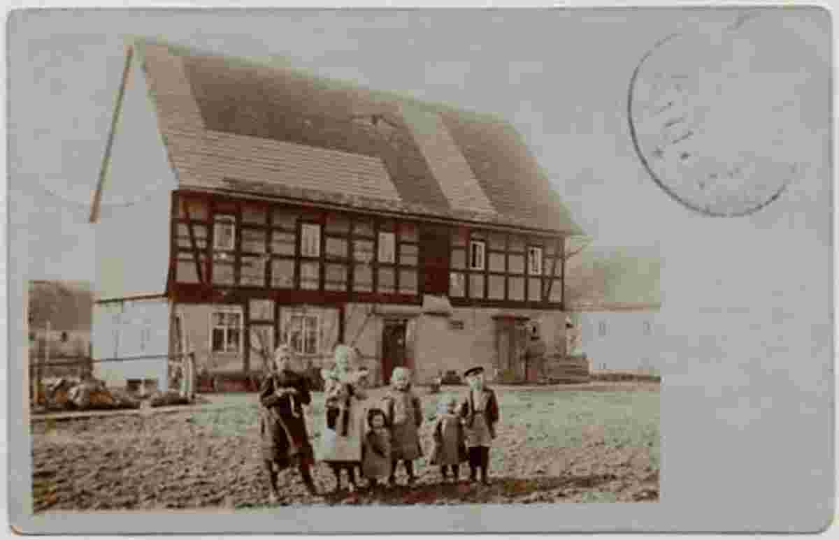 Karsdorf. Blick auf Wohnhaus mit Kinder im Hof