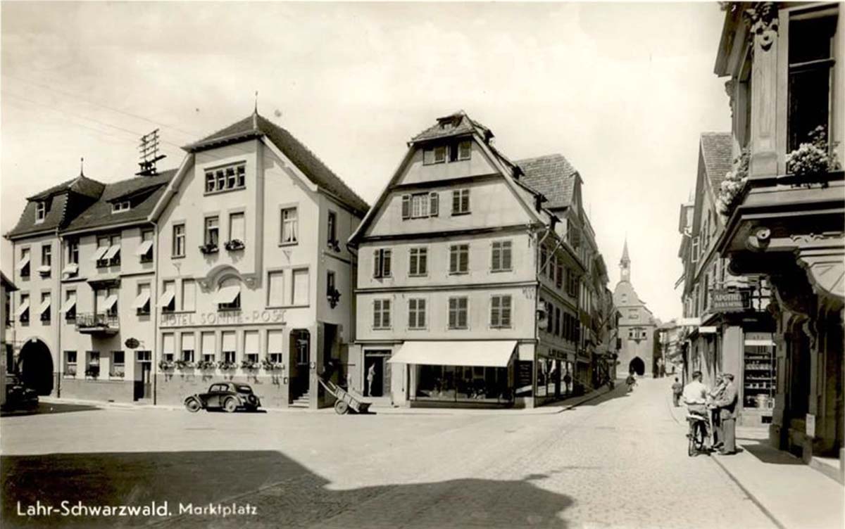 Lahr (Schwarzwald). Marktplatz - Hotel Sonne - Post, Apotheke