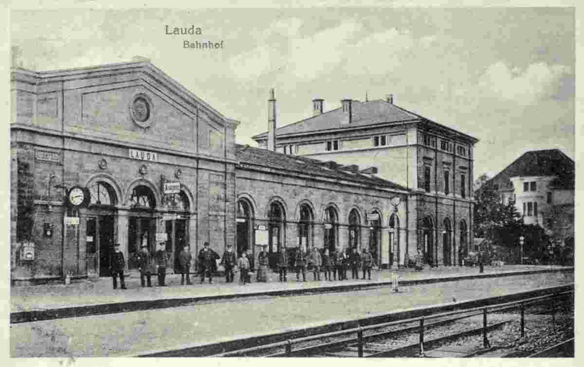 Lauda-Königshofen. Lauda - Bahnhof, Passanten
