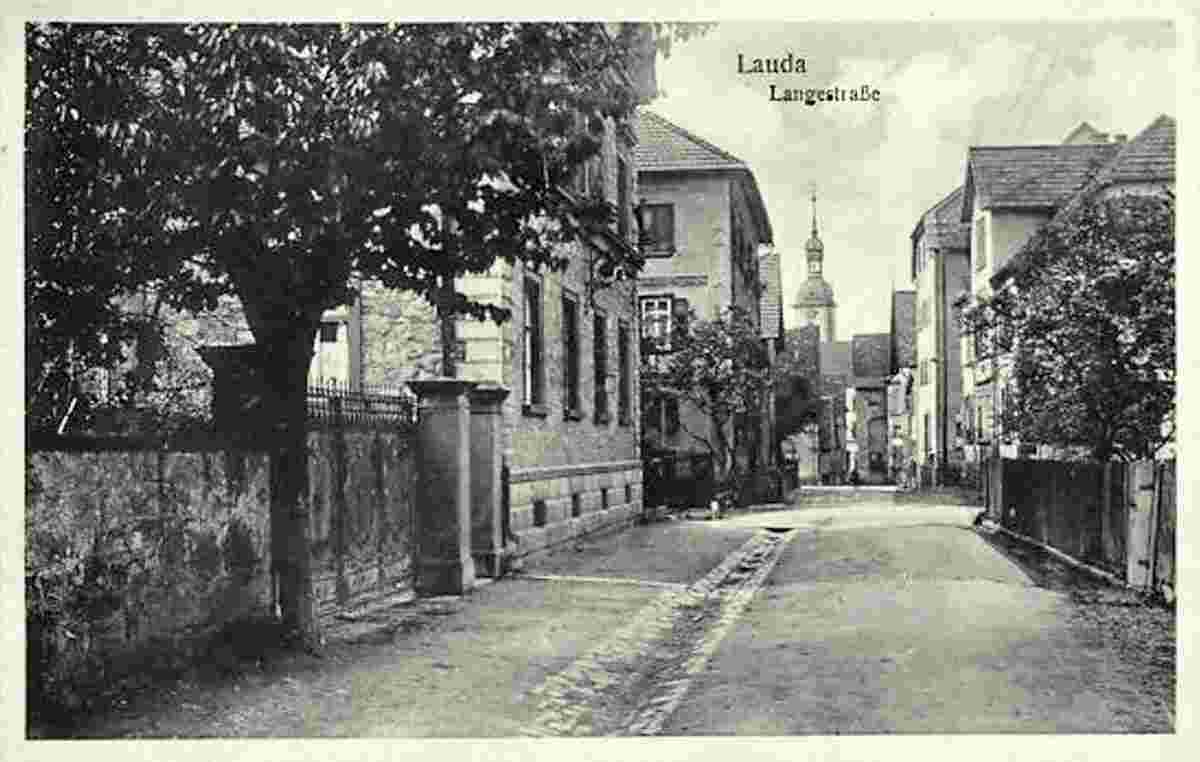 Lauda-Königshofen. Lauda - Lange Straße mit Blick zur Kirche