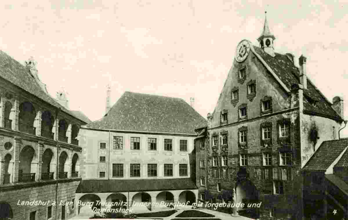 Landshut. Burg Trausnitz, Innerer Burghof mit Torgebäude und Damenstock