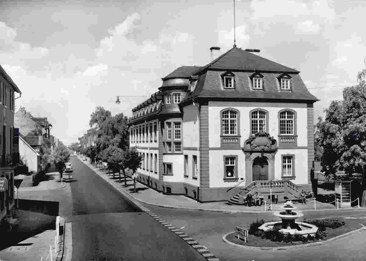 Lampertheim. Amtsgericht und Friedensbrunnen