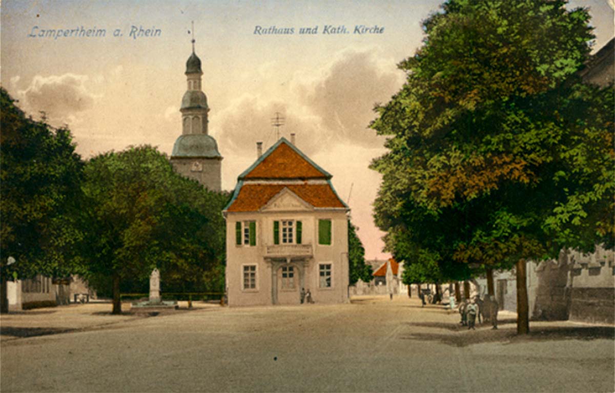 Lampertheim. Rathaus und Katholische Kirche