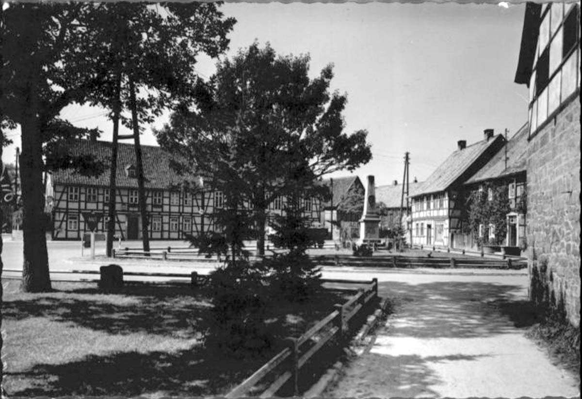 Langelsheim. Marktplatz, Kriegerdenkmal, 1958