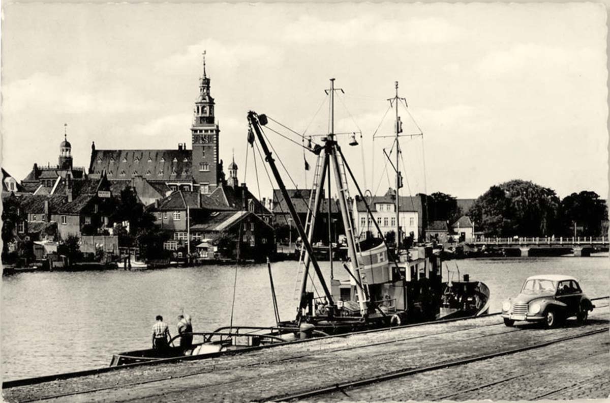 Leer (Ostfriesland). Blick auf Pier, brücke und Kirche