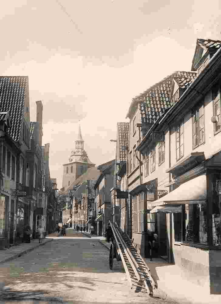 Lüneburg. Auf der Altstadt, Blick nach Nordwesten zur Michaeliskirche, um 1930