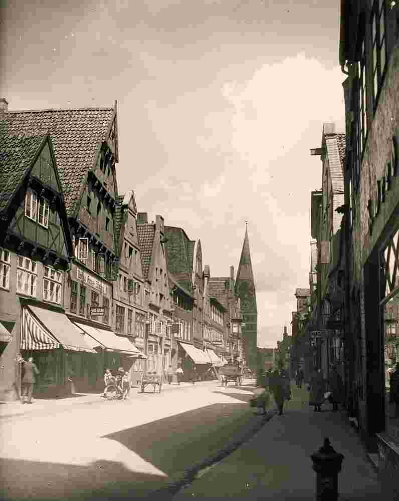 Lüneburg. Grapengießerstraße. Blick nach Osten zum Turm der Johanniskirche, um 1930