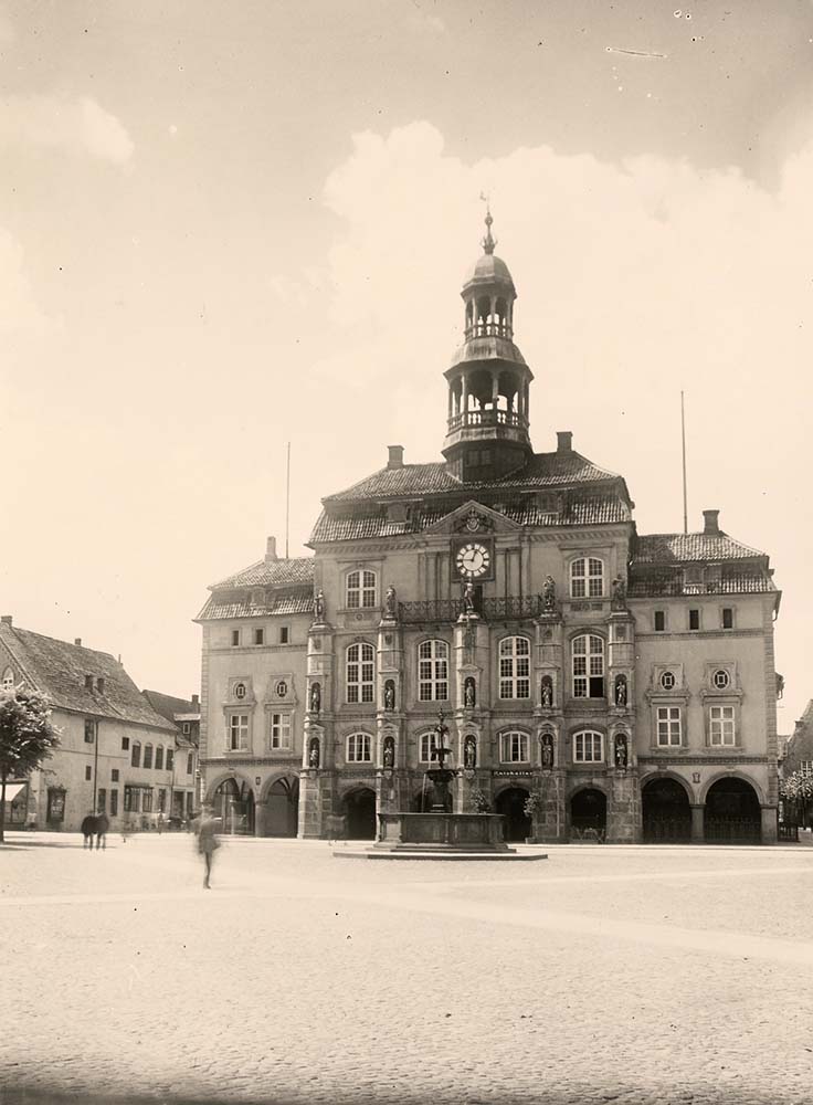 Lüneburg. Rathaus, Markt mit Marktbrunnen, um 1930
