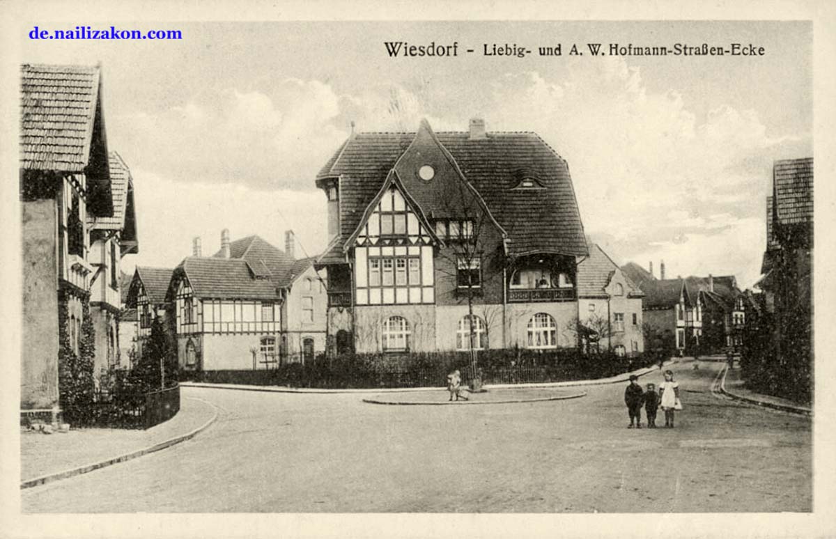 Leverkusen. Wiesdorf - Ecke von Liebig- und A. W. Hofmann Straßen, 1918