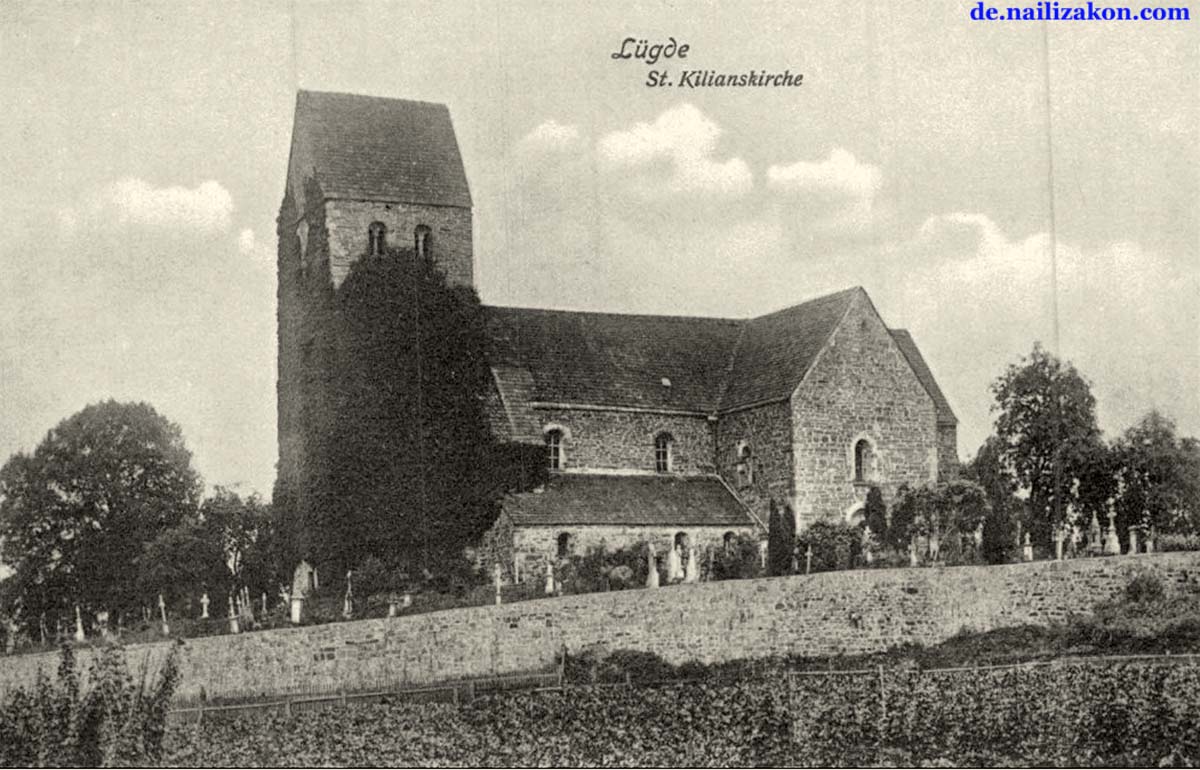 Lügde. Der efeuumsponnen St Kilianskirche mit Friedhof