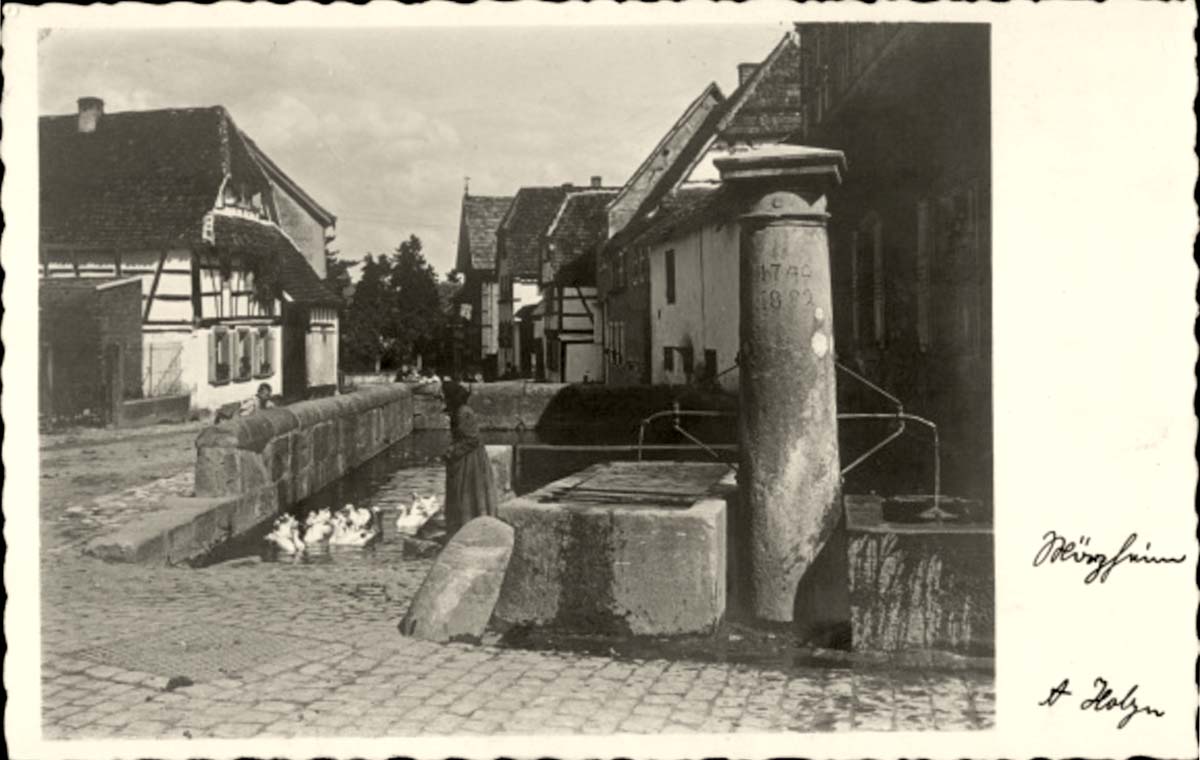 Landau in der Pfalz. Mörzheim - Frau mit Gänsen am Brunnen