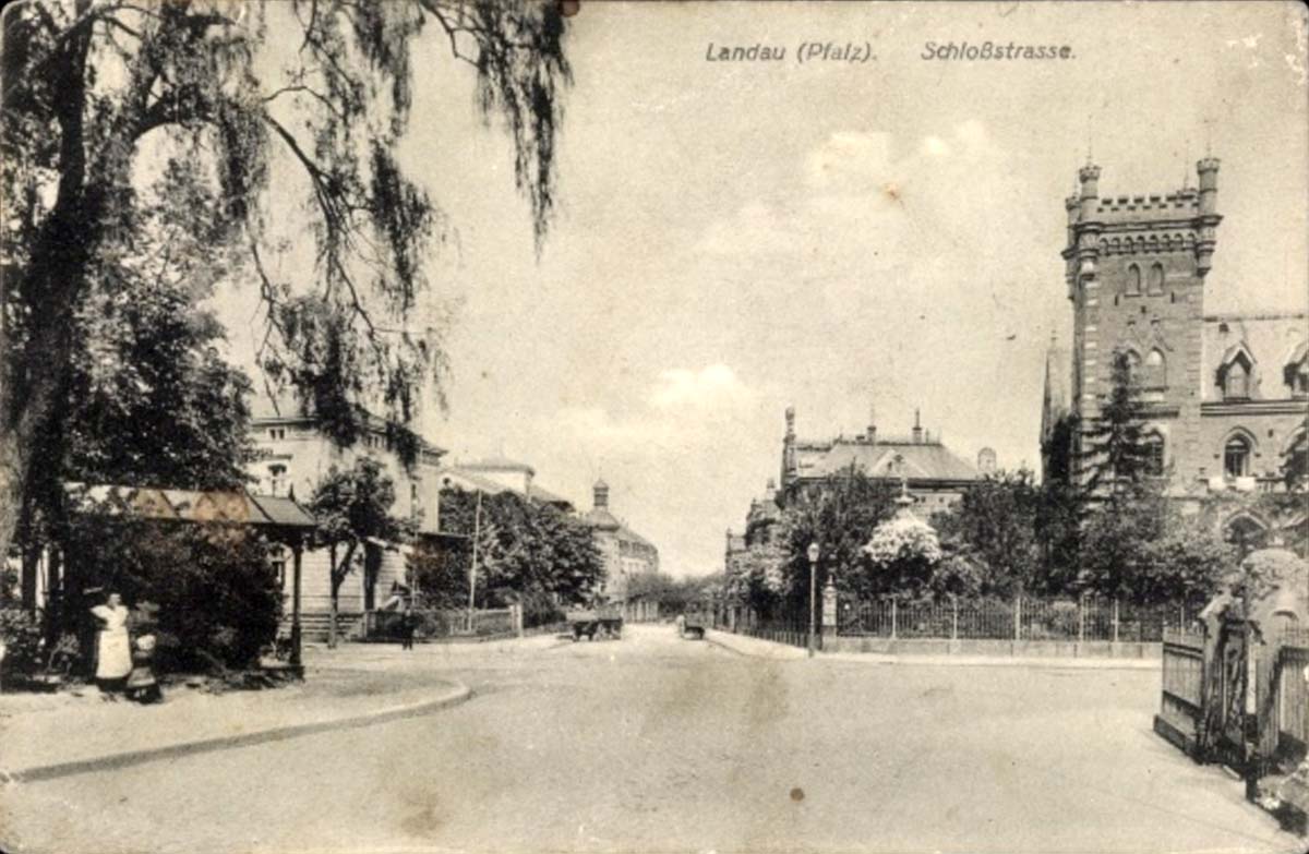 Landau in der Pfalz. Schloßstraße, Passanten, Pferdekutschen, 1910